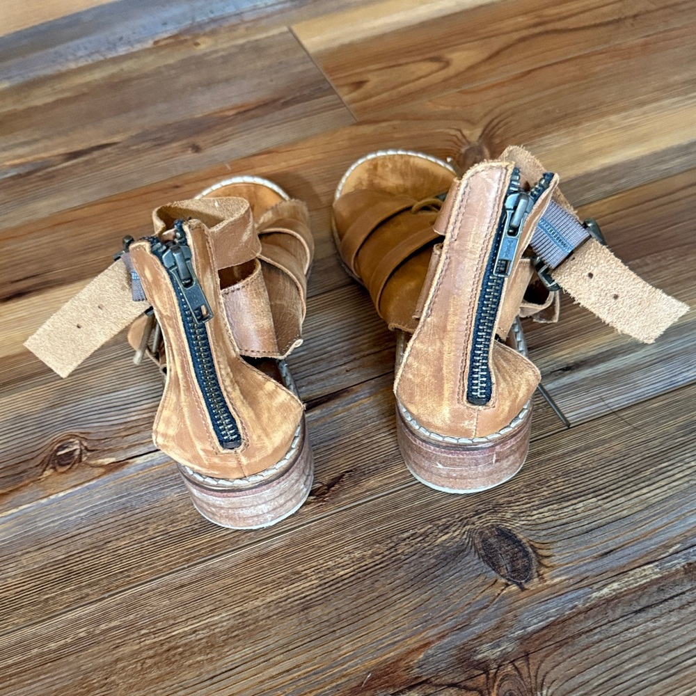 Stylish Tan Leather Sandals - Picture 3 of 4